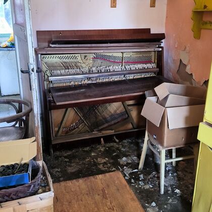 Ein verlassenes Haus inmitten eines Dorfes