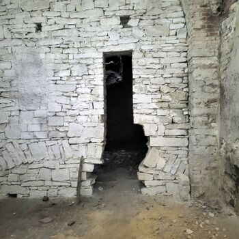 🏰Ein Schloss in Schwierigkeiten. Mit einem großen Keller.