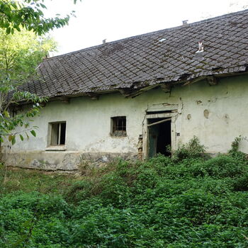 Další chátrající statek