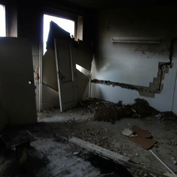 místnost interiér suterénu domácí dům nábytek