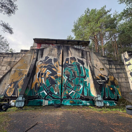 Gefechtsstand, verbunkerte Garagen und offene Stellungen mit echt tollen Graffiti