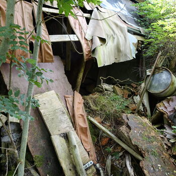 Rozpadající se statek.