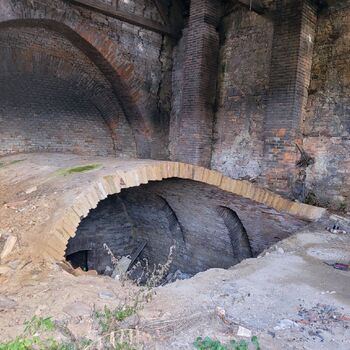 🏰Ein Schloss in Schwierigkeiten. Mit einem großen Keller.