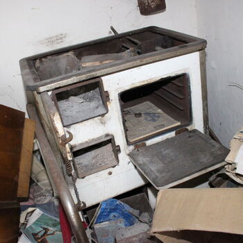 Opuštěný venkovský statek.