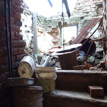 Hájovna ve stráni.