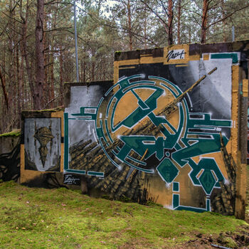 Velitelské stanoviště, bunkry a otevřené pozice s opravdu skvělými graffiti