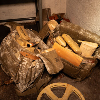 Zachovalý kryt s telefony