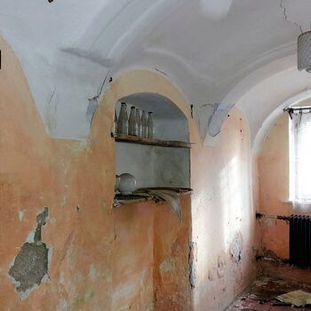 OPUŠTĚNÝ DOMEK U HLAVNÍ SILNICE