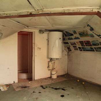 Umkleideraum und Stallungen