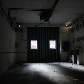 interiér místnost věznice