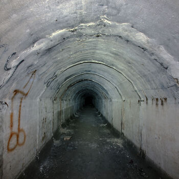 Velitelský bunkr na letišti, starý a nový