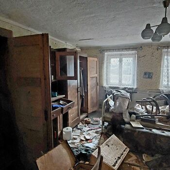 OPUŠTĚNÝ DOMEK U HLAVNÍ SILNICE