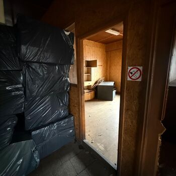 Sedím na kolejích, které nikam nevedou