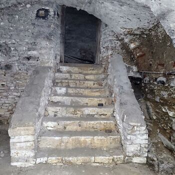 🏰Ein Schloss in Schwierigkeiten. Mit einem großen Keller.