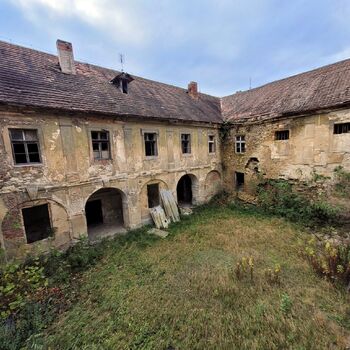 🏰Ein Schloss in Schwierigkeiten. Mit einem großen Keller.