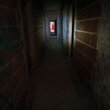 Opuštěná škola s tělocvičnou