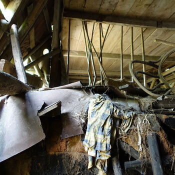 Rozpadající se statek.