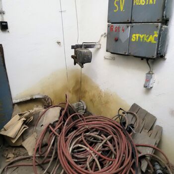 Už se setmělo venku je úplněk.