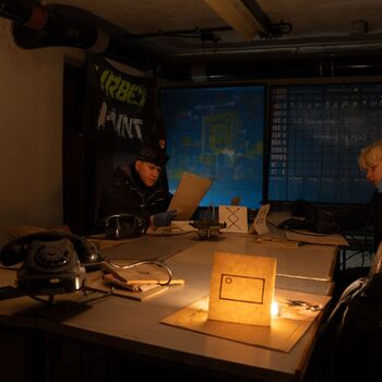 Zachovalý kryt s telefony