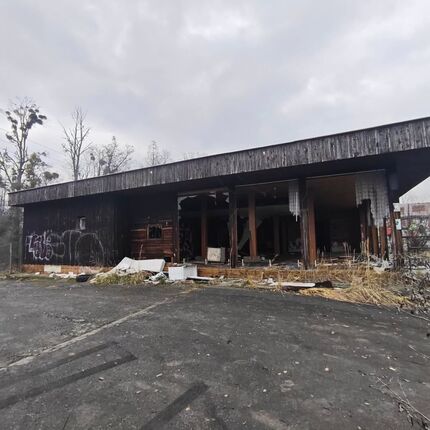 Was hat diesem Wohnmobil ein Ende bereitet? Ein verlassenes Autohaus...