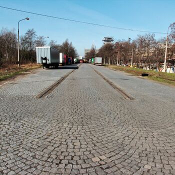 Koleje portálového jeřábu na pozůstatku SNV od zhlaví Koleje portálového jeřábu na pozůstatku SNV od zhlaví