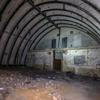 Velitelský bunkr na letišti, starý a nový