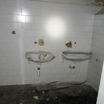 koupelna místnost Toaleta Vana loď interiér koupel umyvadlo domácí sprcha vyčistit vedle sebe dům povodí umyvadlo nábytek moderní