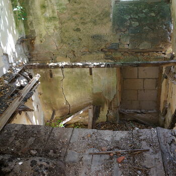 Kirche neben einer verlassenen Villa Sardinien 2021