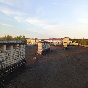 Opuštěná škola s tělocvičnou