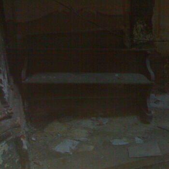 Opuštěný zámek s kaplí na Moravě Opuštěný zámek s kaplí na Moravě