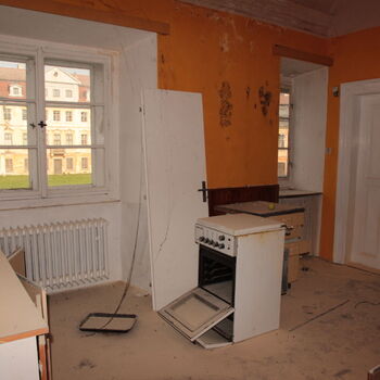 Umkleideraum und Stallungen