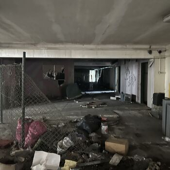 opuštěné parkoviště, restaurace a tělocvična