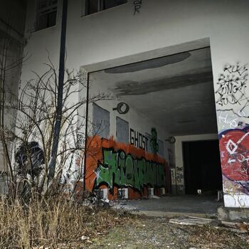 Chátrající léčebna a střet s nečekanými návštěvníky...