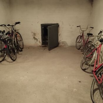 Die Abdeckung unter dem Fertighaus