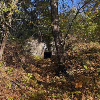 Velitelský bunkr na letišti, starý a nový