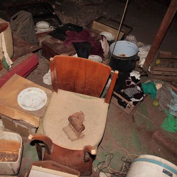 Umkleideraum und Stallungen