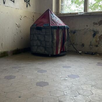 ᴀʙᴀɴᴅᴏɴᴇᴅ ꜱᴄʜᴏᴏʟ