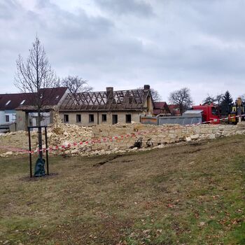 Starý domek uprostřed vsi