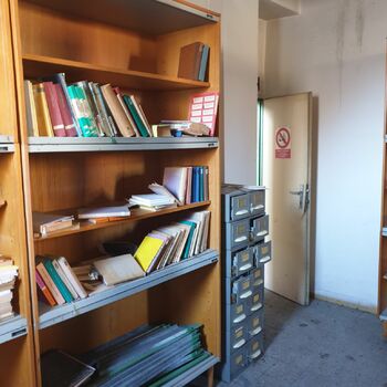 Knihovna nábytek vybavení police interiér