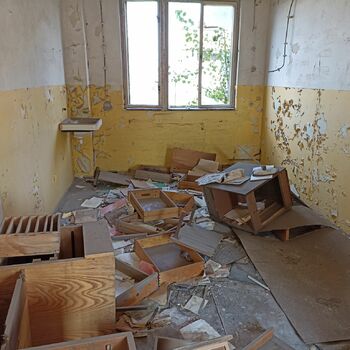 místnost interiér tabulka křeslo nábytek místnost interiér tabulka křeslo nábytek