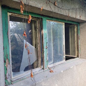 Dům v Praze obklopen šípky.