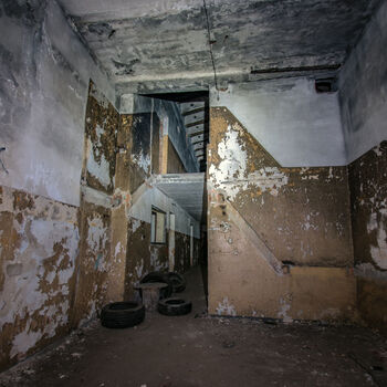 Velitelský bunkr na letišti, starý a nový