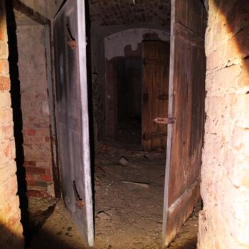 Továrna na tkaní z umělého hedvábí podšívkových materiálů