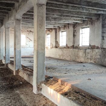 Abandoned farm building_2025