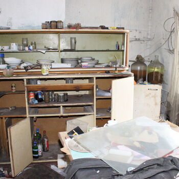 Opuštěný venkovský statek.