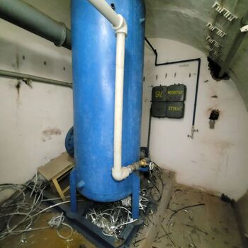 Už se setmělo venku je úplněk.