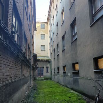 Architektura budova zeď město