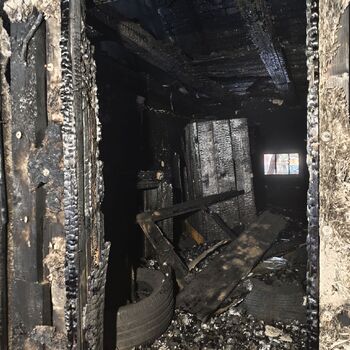 Ausgebrannte Hütte, Standort in der Beschreibung