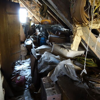 Hájovna ve stráni.