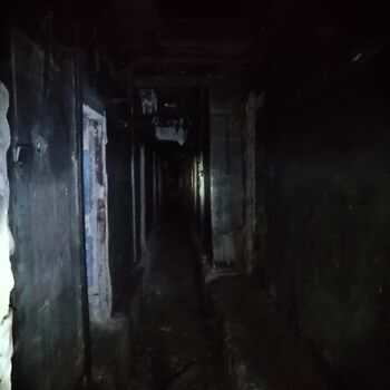 Ein militärisches Gebiet mit einer unterirdischen Sendezentrale Ein militärisches Gebiet mit einer unterirdischen Sendezentrale